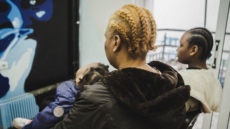 Ensamstående mamman Divine*, 35 år, med sina två döttrar som är 11 år och 16 månader. De befinner sig i Aten sedan 2019.