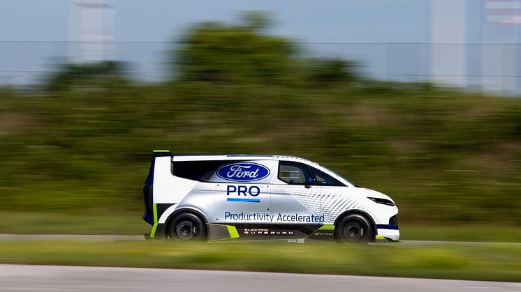 Ford Pro Electric SuperVan 2022 (1)