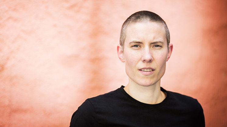 Språkvitar Kristin Fridtun klar med boka "Kunsten å irritera seg over skrivefeil"