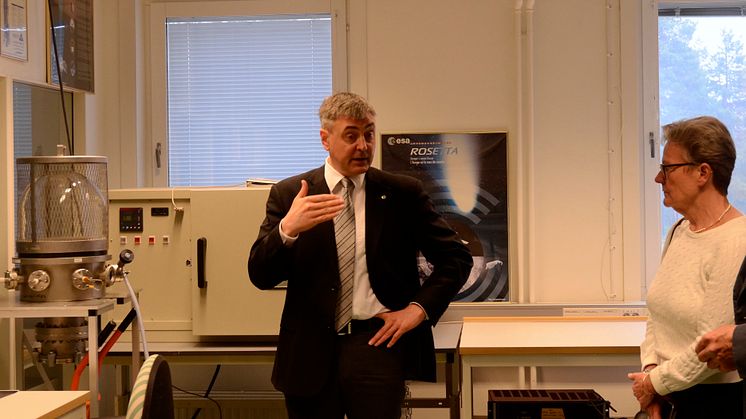 IRF:s förståndare Stas Barabash visar SpaceLab på Rymdcampus för Karin Röding, statssekreterare på Utbildningsdepartementet (foto: Rick McGregor, IRF)
