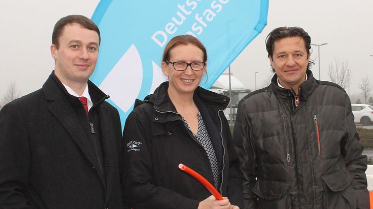 Spatenstich für pure Glasfaser in Hofheim: Links Dmitrij Fuchs (Key Account Manager Deutsche Glasfaser), Mitte Gisela Stang (Bürgermeisterin Hofheim), Rechts Frank Geltinger (Director Business Development Deutsche Glasfaser)  