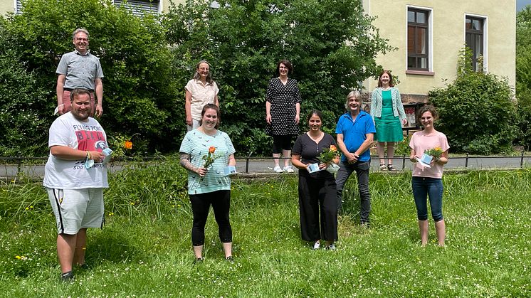 Die Absolvent*innen mit ihren Dozent*innen: Vorsteher der Diakonischen Gemeinschaft und Hephata-Vorstand Pfarrer Maik Dietrich-Gibhardt, Florian Schmidt, Angelika Baier-Schops, Theresa Rohrer, Diakonin Kathrin Rühl, Johanna Böttner, Pfarrer Thorsten