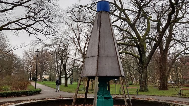 Skyddshölje runt fontänen i Stadsträdgården