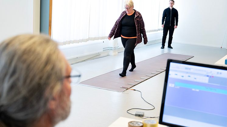 Diana Segerstedt är en av deltagarna i studien, som görs av Jimmy Falk, forskare i fysioterapi. Ulrik Röijezon, professor i fysioterapi sitter vid datorn.