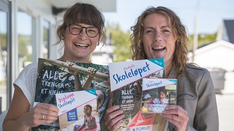 Kirsten og Bjørg Astri fra FORUT viser fram materiellet til årets FORUT Skoleløpet