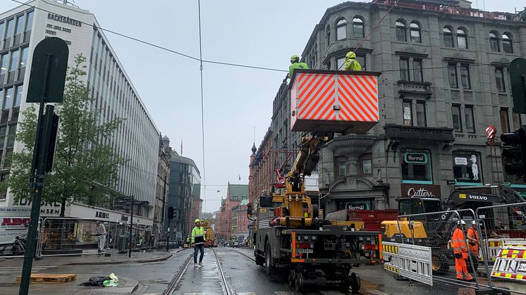 Lift monterer kjøreledningen etter brann i Grensen.