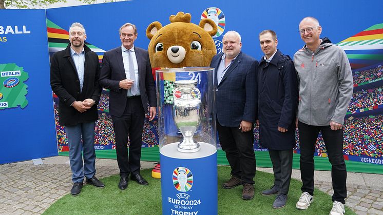Gruppenfoto anlässlich der EM der Bürgermeister in Leipzig (v.l.): Stefan Schedler, Burkhard Jung, Prof. Jörg Junhold, Philipp Lahm und Detlef Wellbrock - Foto: Tim Hard Media, 