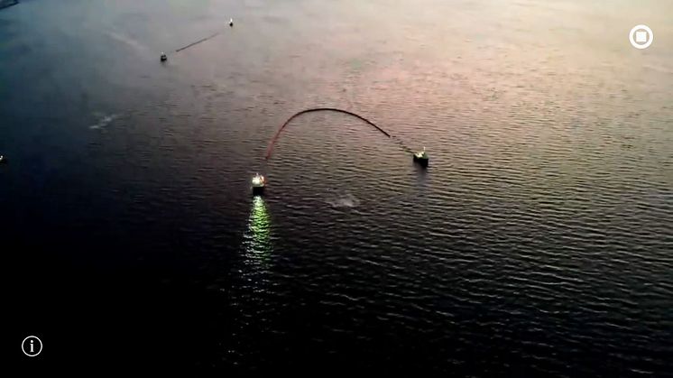 Formasjonskjøring med oljelenser - bilde tatt fra dronen. 