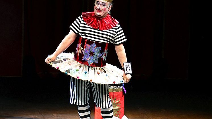 Mr. Lo aus den USA präsentiert Papierkunst