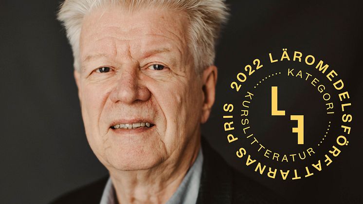 Roger Säljö tilldelas Läromedelsförfattarnas pris i kategori Kurslitteratur. Foto: Kajsa Göransson