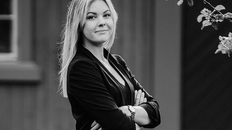 Caroline Lenner för som ägare av Orsa Stenhuggeri AB en lång hantverks-, bygd- och familjetradition vidare. Bild: Sara Lansgren