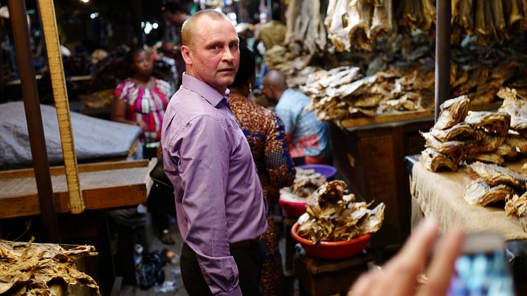 Ronny Berg på tørrfiskmarked i Nigeria