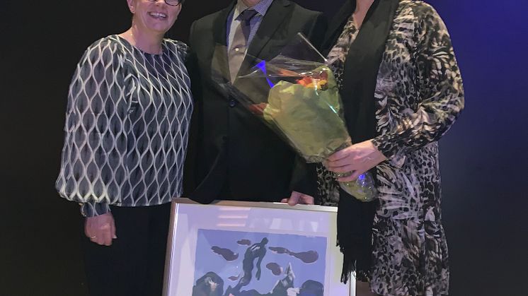 Styreleder i TINE , Marit Haugen, (t.v.) stod for utdelinga av dyrevelferdsprisen til Vidar Nybu og Marianne Rønning. (Foto: Øystein Syrstad, TINE)