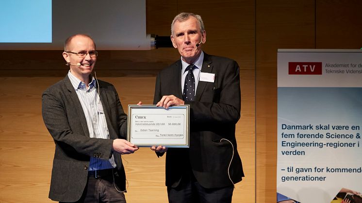 Esben Taarning, R&D Director i Haldor Topsøe A/S (t.v.), modtager Torkil Holm Prisen 2018 af Klaus Bock fra priskomiteen.