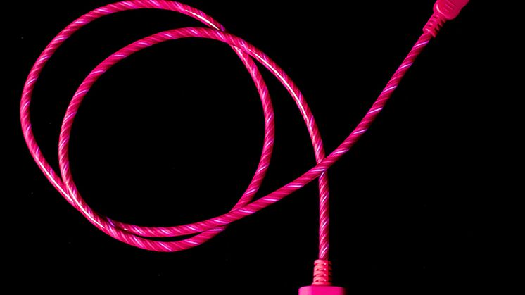 USB-kabel med synlig ström, rosa