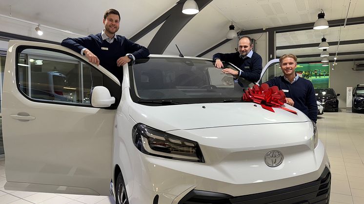 Markus Bergli, Tore Suul og Pål Christian Sørkilgård fra Toyota-forhandleren Nordvik på Steinkjer. Foto: Nordvik AS. 