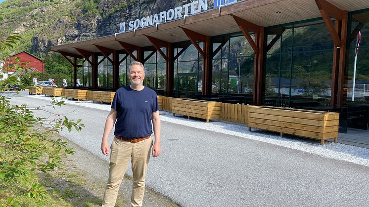 Etter intensiv jobbing med oppussing og nytt konsept, er Frode Skarpås glad for endeleg å ynskja gjester velkomen til Sognaporten.