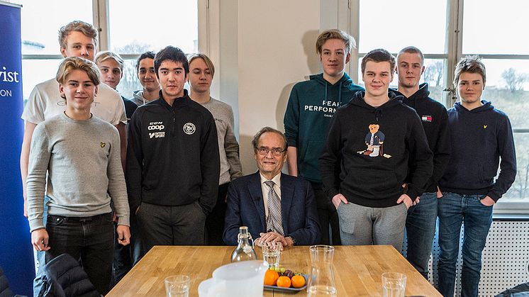  Arne Ljungqvist och elever från Thoren Business Schools hockeyklass.
