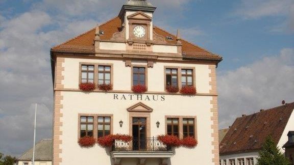 Rathaus Geithain: Bürgermeister Frank Rudolph hat einen Vertrag für 14 städtische Liegenschaften für einen echten, kupferfreien Glasfaseranschluss unterzeichnet.