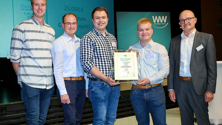 Berechtigter Stolz bei den Klima.Siegern 2023: die Jungschützen Ostenland (v. l.) Luca Schulte, Schützenoberst Markus Sandbothe, Mario Peitz, Fabian Osdiek und WW-Geschäftsführer Andreas Speith.