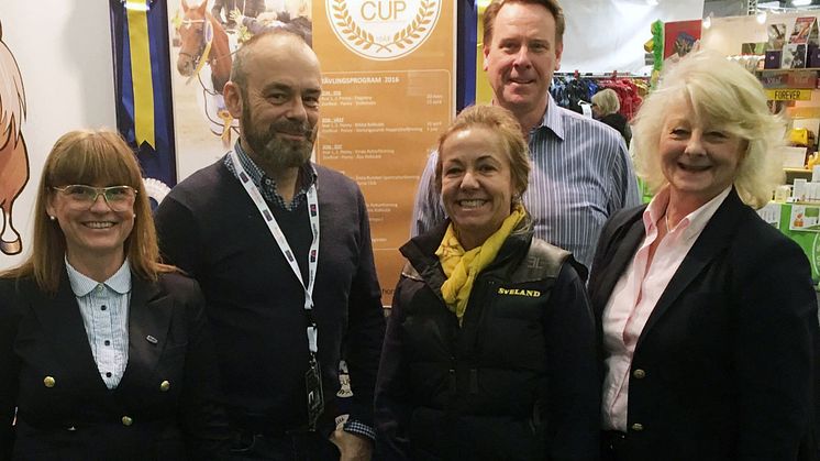 Sveland Djurförsäkringars representanter tillsammans med Peter Markne från Markne Academy på Eurohorse 2016. Fr. v. Therese Wijkmark, Peter Markne, Ulrika Tågerup, Bob Zether och Tina Junaeus.