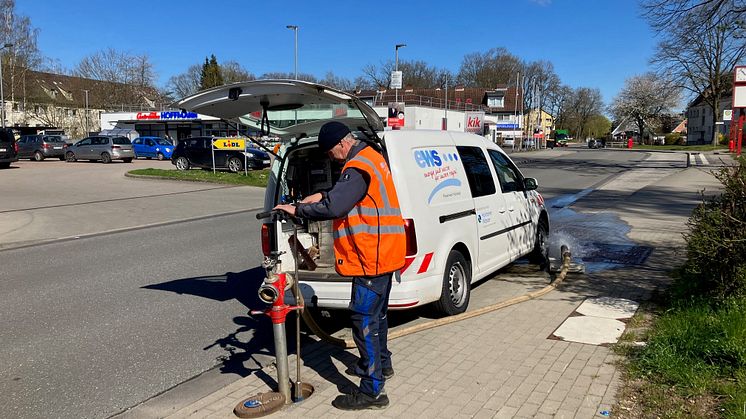 Energie und Wasser Wahlstedt/Bad Segeberg wartet Schieber und Hydranten in Teilen ihres Versorgungsgebiets in Bad Segeberg