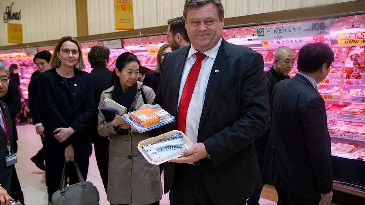 Fiskeriminister Harald T. Nesvik viser frem norsk sjømat på japansk supermarked