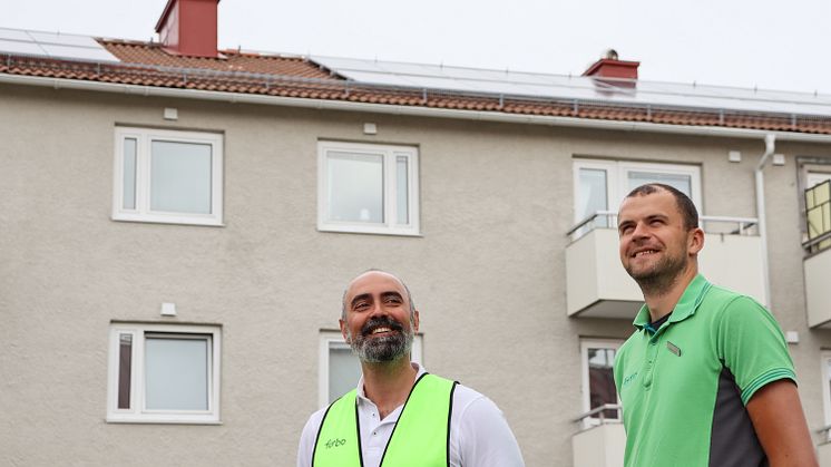 Förbos energiingenjör Pouria Tavakol tillsammans med driftansvarig Förbovärd i Kungälv Andreas Carlsson nedanför den nyinstallerade solcellsanläggningen på Bohusgatan 8, Koön Marstrand.