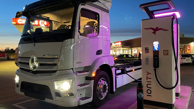Första turen i Sverige med Mercedes-Benz eldrivna eActros gick 60 mil från Södertälje till Malmö. Med totalt två laddstopp.
