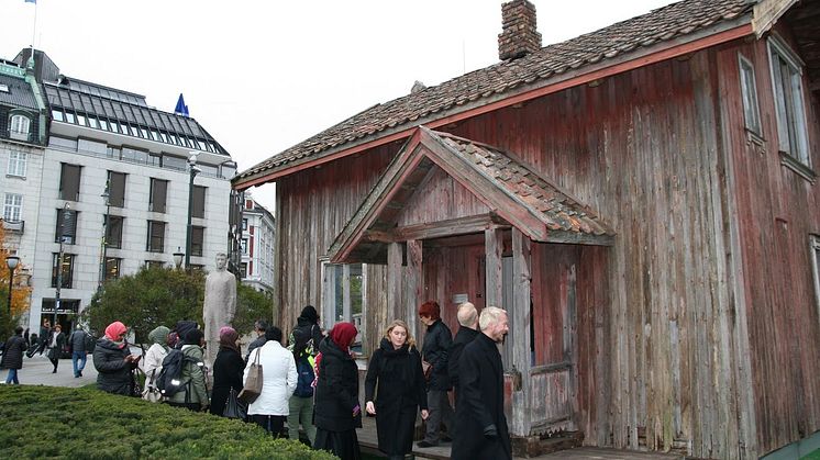 Publikum foran huset