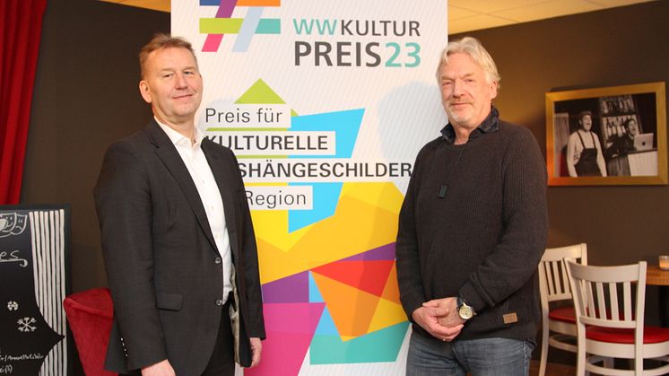 Sind gespannt auf die "gänzenden Perlen" der Kultur in der Region: Jürgen Noch, Geschäftsführer bei Westfalen Weser (l.), und Carsten Hormes, KulturBüro OWL. 