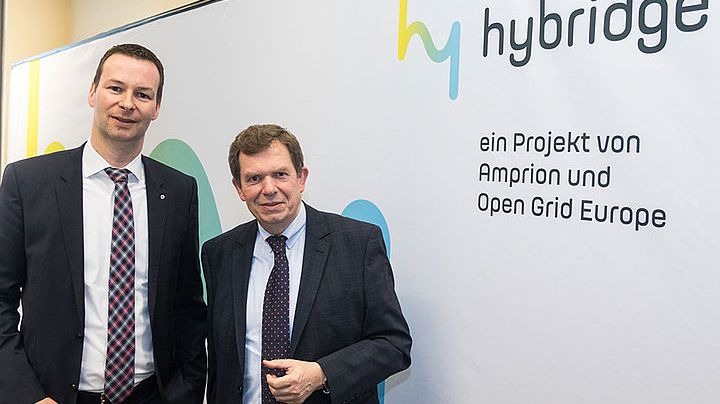 v.l.n.r.: Dr. Thomas Hüwener (Mitglied der Geschäftsführung der OGE) und Dr. Klaus Kleinekorte (technischer Geschäftsführer von Amprion). Bild: Open Grid Europe