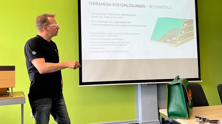 Burkhard Reker von Beco Bermüller stellt Terramesh Systemlösungen vor. Foto: hagebau (Abdruck honorarfrei)