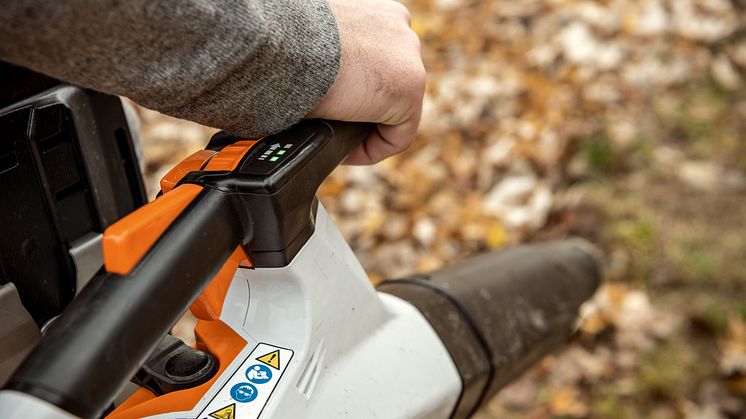 STIHL BGA 200 akkupuhallinta on helppo hallita yhdellä kädellä