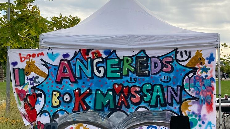 Banderoll på Angereds bokmässa 2021 gjord av barn på Blå Ställets sommarprogram. Foto: Madelen Lundin