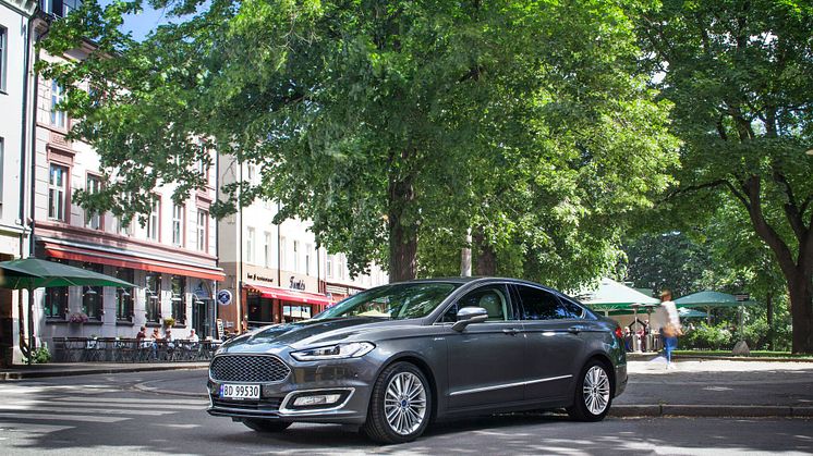 Blir fornyet: Denne forrige generasjonen av Mondeo Hybrid kom bare som sedan.  Den nye generasjonen kommer også nå som stasjonsvogn. 