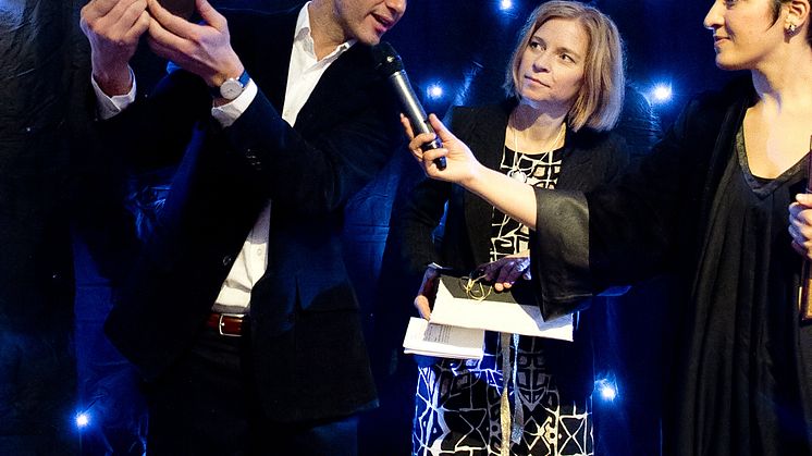 Designern Rodrigo Garcia Gonzales, då student på designhögskolan i Umeå, visar upp prototypen till Utstickarprisets första pokal 2012. I mitten Polarbröds koncern-vd Karin Bodin och till höger moderator Nadia Jebril.