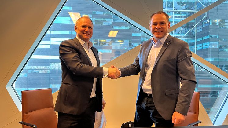 Lars Christian Bacher of Morrow and Jon Anders Hammersmark of Eldrift have agreed on a long-term battery supply agreement