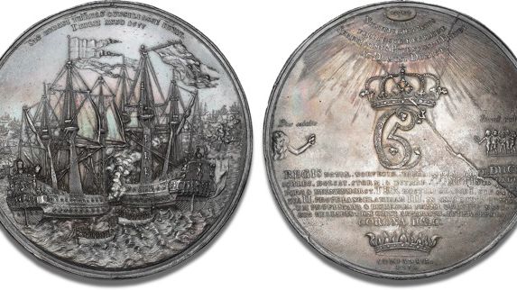 Medaljen, der blev lavet i forbindelse med den skelsættende begivenhed Slaget i Køge Bugt i 1677, og som i 100 år var verdens største medalje kommer under hammeren hos Bruun Rasmussen den 7. november.