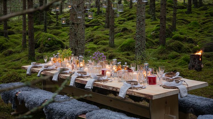  Det småländska bordet är dukat för en naturlig gourmetmåltid i Asas djupa skogar intill Asa Herrgård norr om Växjö. Här kan besökare enkelt boka plats genom Bookatable och laga sin egen måltid med råvaror plockade i naturen. 