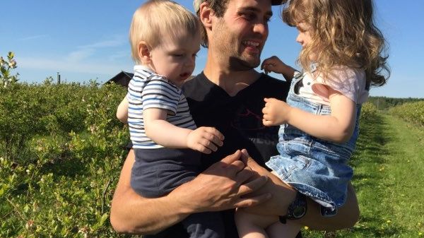 Alexander Tervasmäki driver Blåbärsgårdenälvplock den 24 juli. Här med barnen Isabelle och Wilhelm.