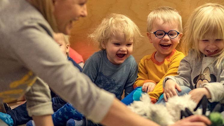 Kanvas frykter for fremtiden til ideelle barnehagestiftelser. Her er barn og ansatt i lek i Den blå appelsin Kanvas-barnehage.