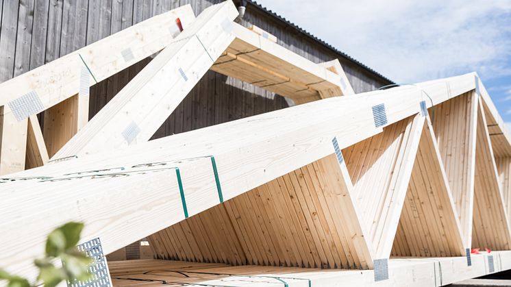 Derome tar hjälp av projektet Tillverka i Trä och Högskolan Väst för att utveckla tekniken kring tillverkning av takstolar. Bild: Derome