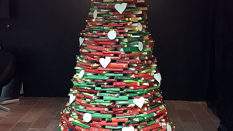 Årets bokgran är symmetrisk och färgmatchad.          Foto: Piteå stadsbibliotek