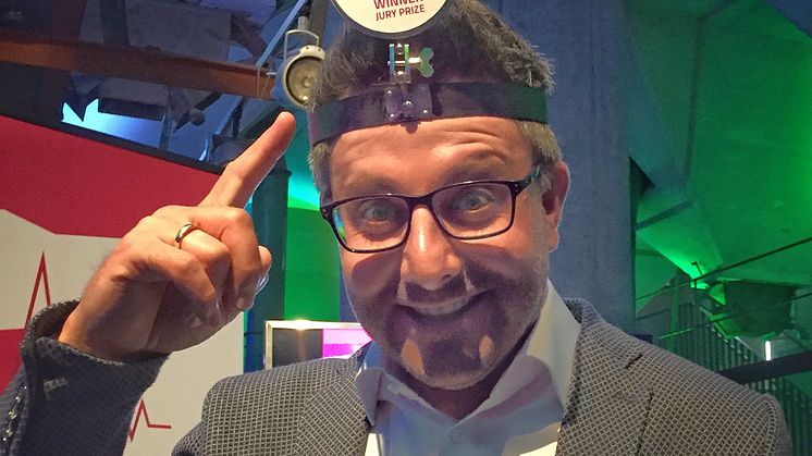 Carsten Frederik Buchert, Marketingleiter der Felix Burda Stiftung, trägt den HealthShare Award