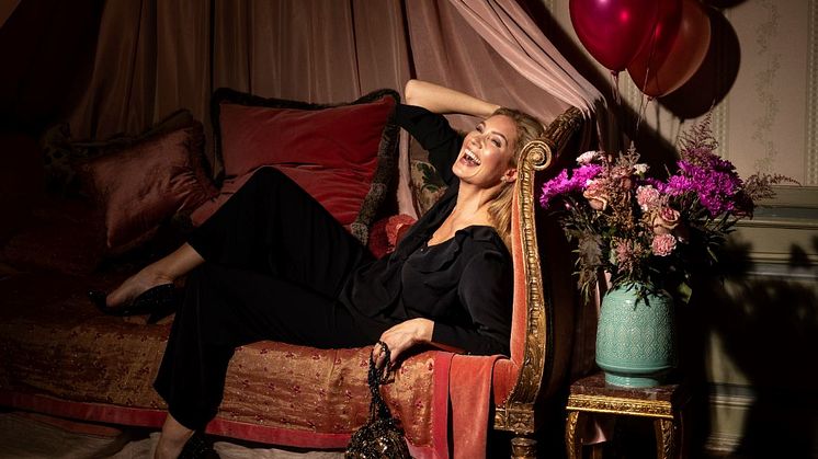 Jessica Almenäs visar upp Indiskas festkollektion