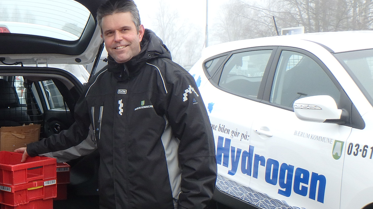 Tobias Eriksson fra Bærum kommune viser frem de nye hydrogenelektriske internpostbilene 