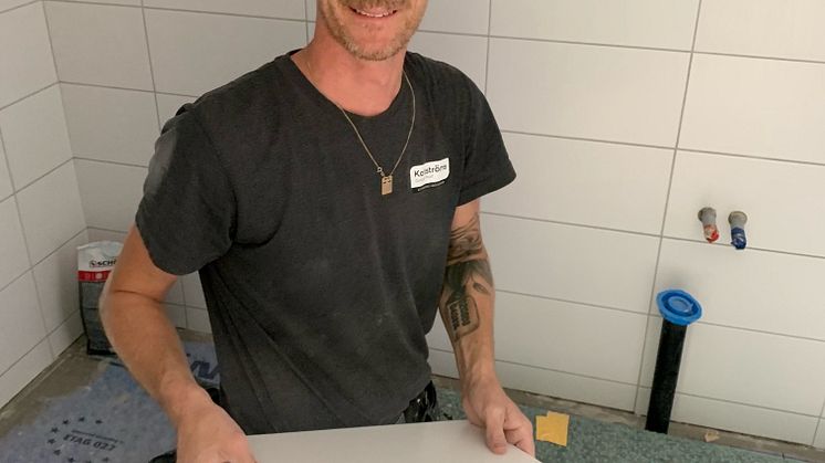 Niclas Nyström Adman, plattsättare hos Karlströms Golv i Visby, har gått kursen Keramikteknik online och tyckte det funkade bra.