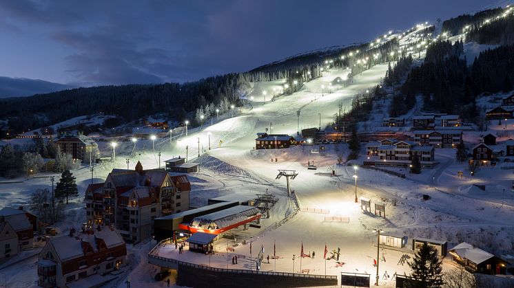 Vy kvällsbeslysning Åre inför skidtestarhelgen 2023