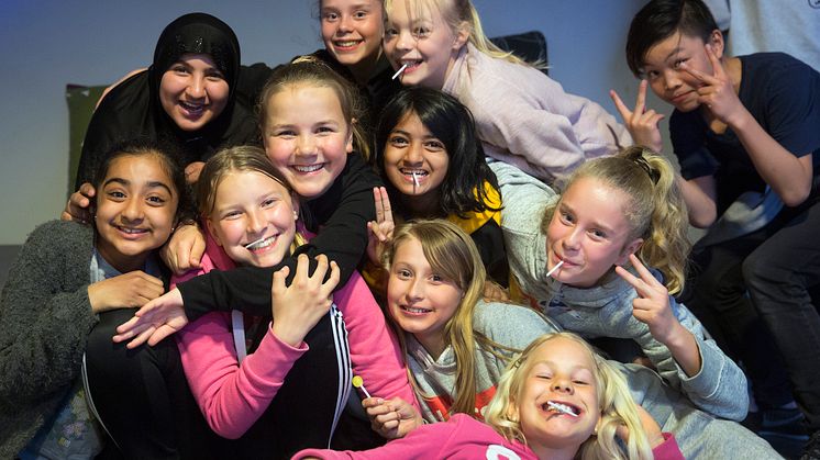Hallagerbakken skoles FAU fikk i 2018 støtte til «Fredagsklubb» på Holmlia i Oslo. Det ble starten på en trygg og populær møteplass i nærmiljøet for elever fra femte til sjuende trinn, drevet av frivillige foreldre. (Foto: Sverre Chr. Jarild)